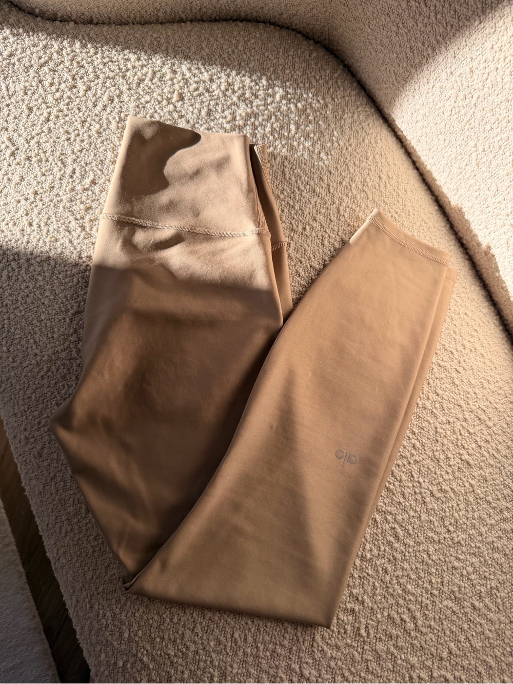 ALO Yoga High-Rise Leggings in Tan/Camel